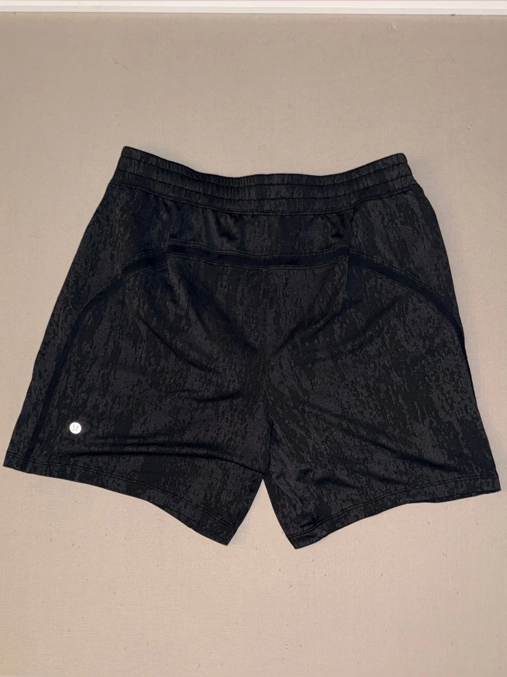 Lululemon Men's Athletic Shorts - Dark Gray Patterned LINED - LARGE